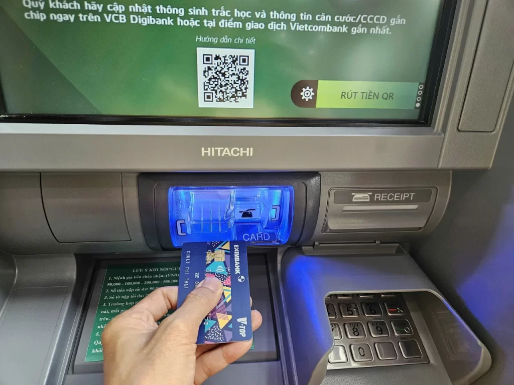 So sánh rút tiền thẻ tín dụng bằng máy POS và ATM tại quận 10